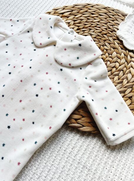 Pyjama bébé disponible de la taille naissance au 12 mois.