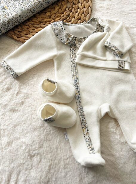 Trousseau naissance, la premiere tenue de bébé.