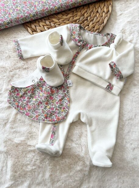 Trousseau naissance, la premiere tenue de bébé.