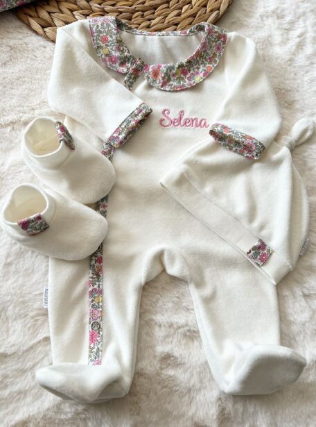 Trousseau naissance, la premiere tenue de bébé.